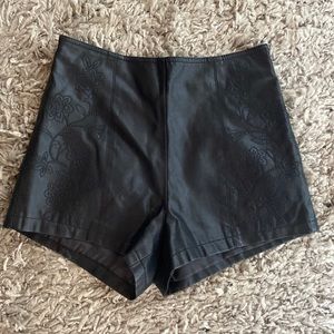 BLACK PLEATHER SHORTS